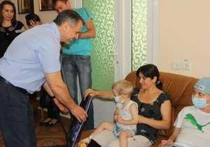 Владимир Константинов посетил детей в больнице Симферополя