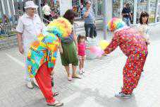 В Симферополе клоуны дарят детям воздушные шары