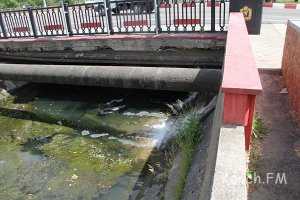 В центре Керчи неделю течет магистральный водовод