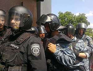 Журналисты провели акцию протеста возле резиденции Януковича под Киевом