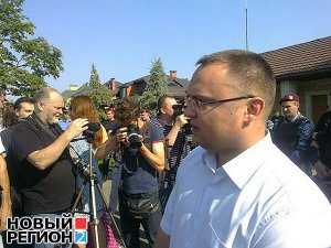 Журналисты провели акцию протеста возле резиденции Януковича под Киевом