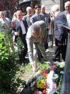 В Столице Крыма возложили венки к загаженному памятнику Пушкину