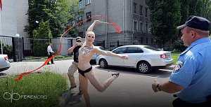 Голая активистка Femen сделала акцию против развода Путина возле посольства России в Киеве