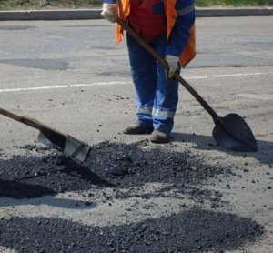 На ремонт дорог в Симферополе в этом году пустят 18 млн. гривен.