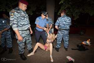 Активистки FEMEN устроили «ночную облаву» на Лукашенко в Киеве