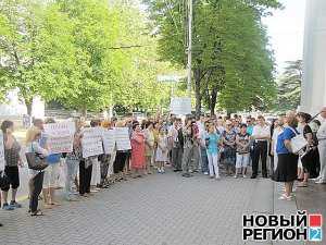 Жители дома, которых выбрасывают на улицу рейдеры, пикетировали горсовет Севастополя