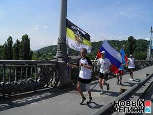 В Киеве напали на участников пробежки под русским имперским флагом