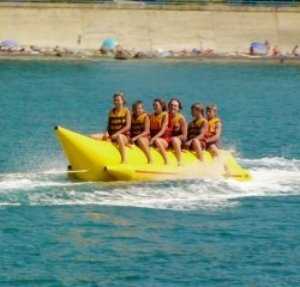 Туристов научили определять легальные скутера и «бананы» на пляжах в Крыму