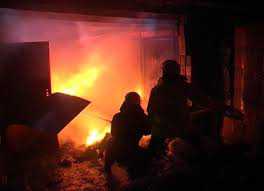 В Симферополе сгорел автомобиль в гараже