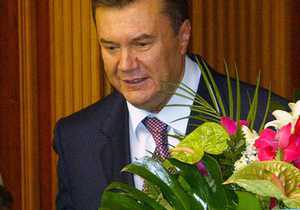 Януковичу в Крыму дарят книги, цветы и картины