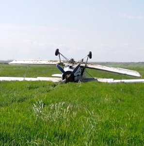 На севере Крыма аварийно сел и перевернулся самолет