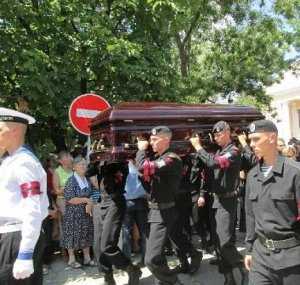 Улицами Феодосии прошла процессия с гробом мэра