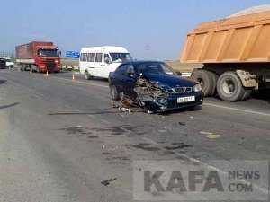 На феодосийской трассе экскурсионный микроавтобус попал в аварию