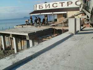 Незаконное кафе Дейча в Судаке сбрасывает отходы прямо в море