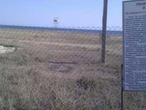 В Крыму снесли трехкилометровый забор на пляже
