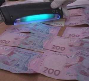Двух налоговиков в Крыму задержали на взятке в 63 тыс. гривен.