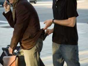 Как вы защищаетесь от грабителей в общественных местах?