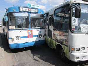 Авария на Комплексе — троллейбус и автобус не поделили дорогу