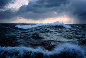 Туристки из-за шторма застряли на «диком» пляже Севастополя