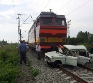 На севере Крыма на переезде поезд столкнулся с машиной