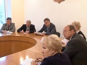 Депутаты городского совета Симферополя обсуждают вступившую в свои права осень