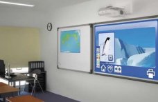 Школам Алуштинского региона подарили проекционные экраны