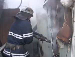 Из горевшего общежития в Гаспре пожарные вынесли шесть газовых баллонов