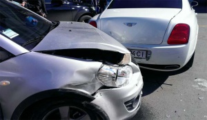 В центре Симферополя девушка-водитель протаранила три автомобиля и сбила пешехода