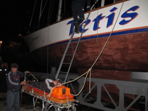 В Евпатории мужчину вытаскивали из трюма яхты