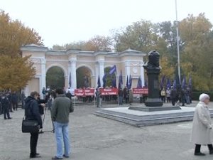 Представители нескольких русских и украинских общественных организаций вышли к памятнику Тарасу Шевченко