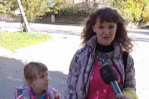Почему возле детских площадок в Столице Крыма открытые люки?