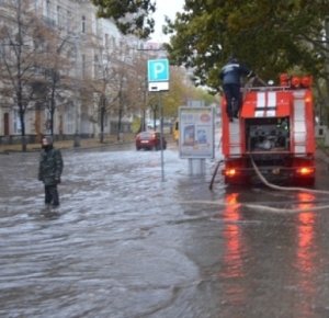 Ливень залил полуметровым слоем воды проспект в Севастополе