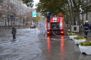 В Севастополе затопило дороги