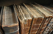 На границе в Керчи задержали старинные книги