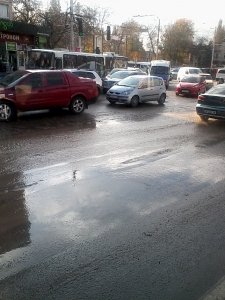 В Столице Крыма из-за следующий аварии на водоводе образовалась огромная пробка