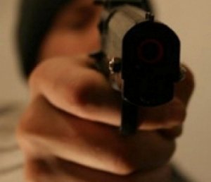 Два преступника с пистолетом устроили налет на магазин в Севастополе