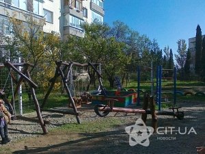 Севастопольцы своими силами построили новую детскую площадку