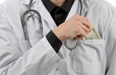 В Первомайском врача подозревают в получении взятки