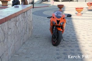В Керчи пьяные девушки фотографировались с мотоциклом и уронили его