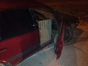 Ливневка пробила салон машины в Крыму: ранена девушка