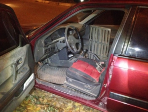 В Столице Крыма ливневая решетка пробила салон автомобиля