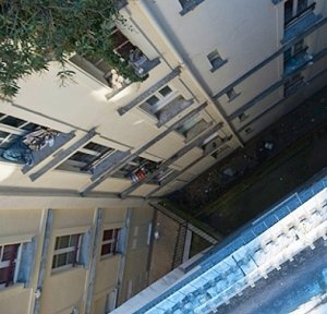 В Евпатории старушка выпала с пятого этажа