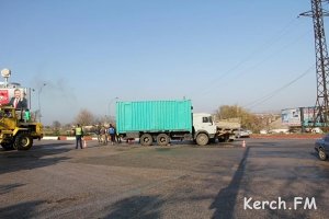 На въезде в Керчь столкнулись два грузовика