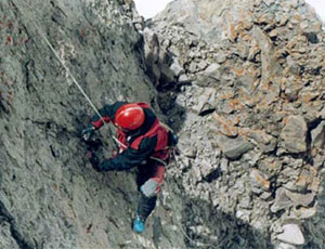 В горах под Ялтой мужчина упал с 80-метровой высоты