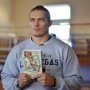 Боксер-олимпиец передал детям книгу Марка Твена