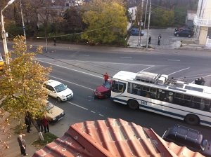 И снова авария на Ушакова: высунулся и получил троллейбусом