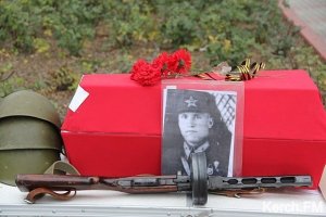 Поисковики принесли к мэрии Керчи останки солдат Великой Отечественной и пририсовали вице-мэру гитлеровские усы