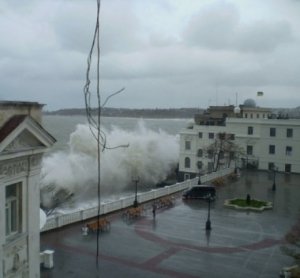 В Севастополе объявили штормовое предупреждение