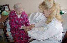 В Крыму 50 инвалидам компенсируют услуги сиделок