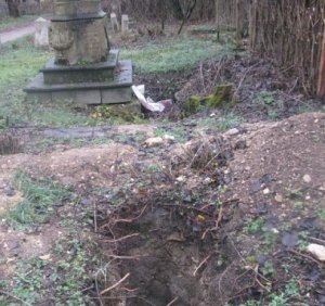 Милиция посоветовала подать заявление о разграбления могил на кладбище в Столице Крыма